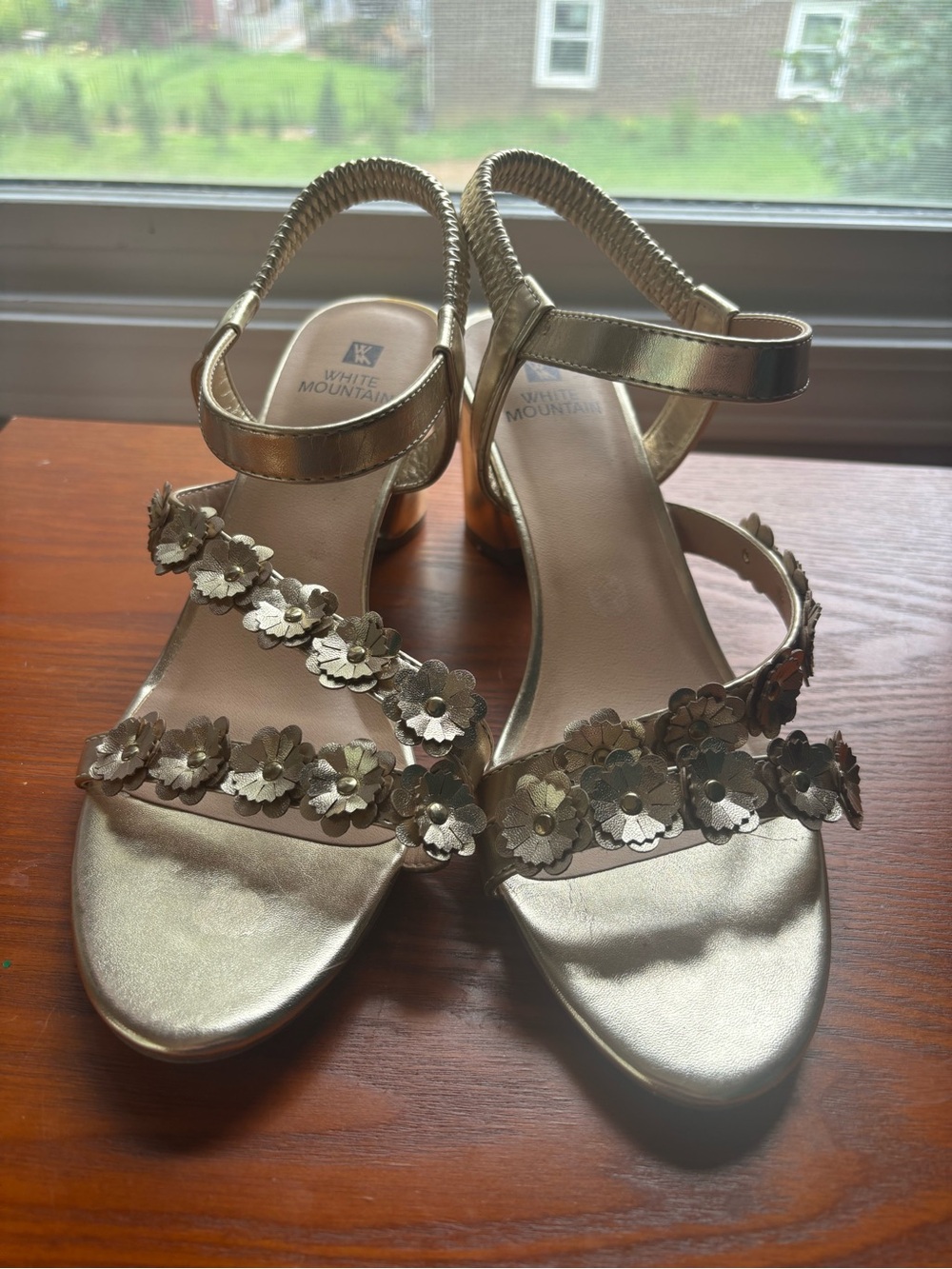 White Mountain Metallic Gold Floral Strap Sandals 8 1/2W